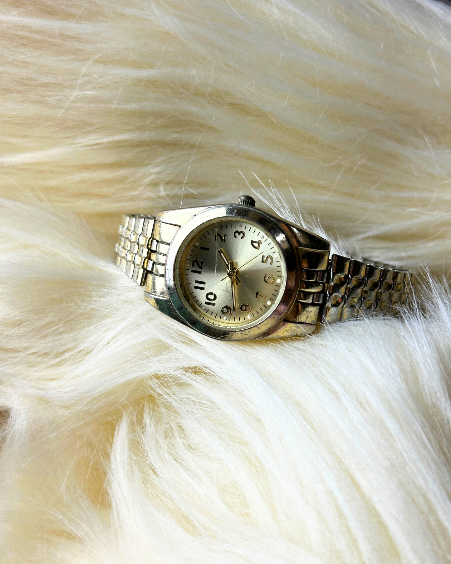 Vintage Silver-Tone Ladies’ Quartz Watch – Champagne Dial
