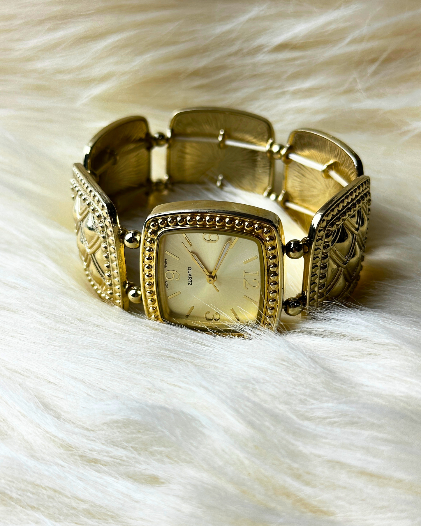 Vintage Gold-Tone Ladies’ Quartz Bracelet Watch – Ornate Panel Design
