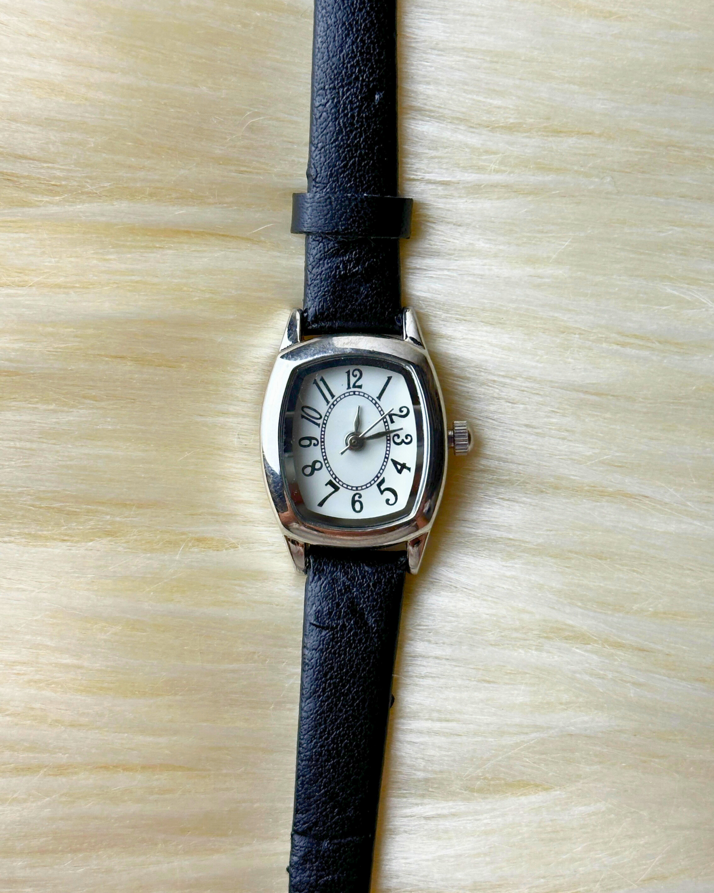 Vintage Ladies’ Silver-Tone Leather Strap Quartz Watch – White Curved Dial