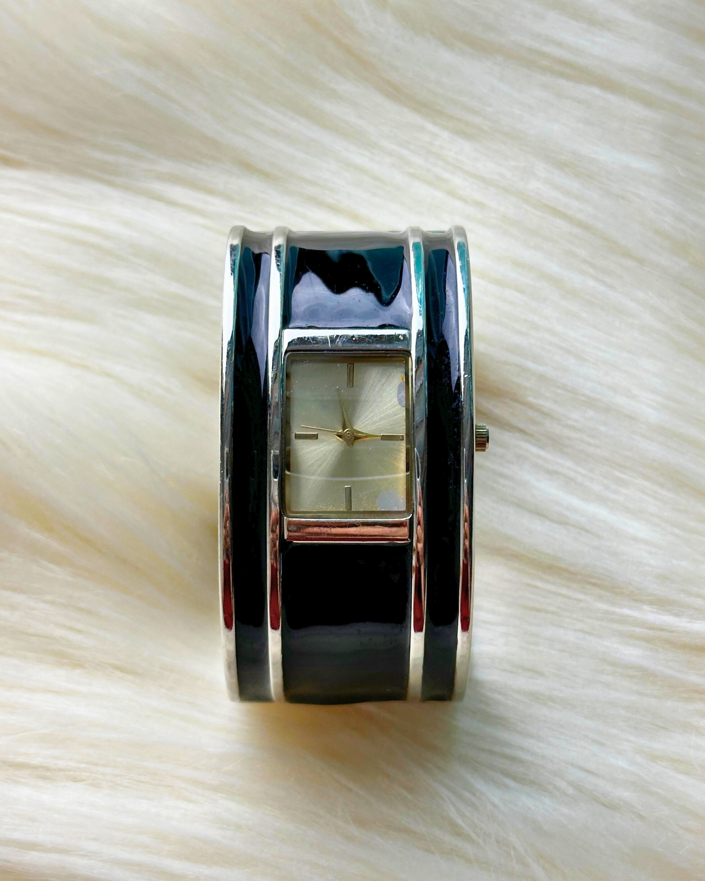 Vintage Ladies’ Silver-Tone Black Enamel Bangle Quartz Watch – Rectangular Dial