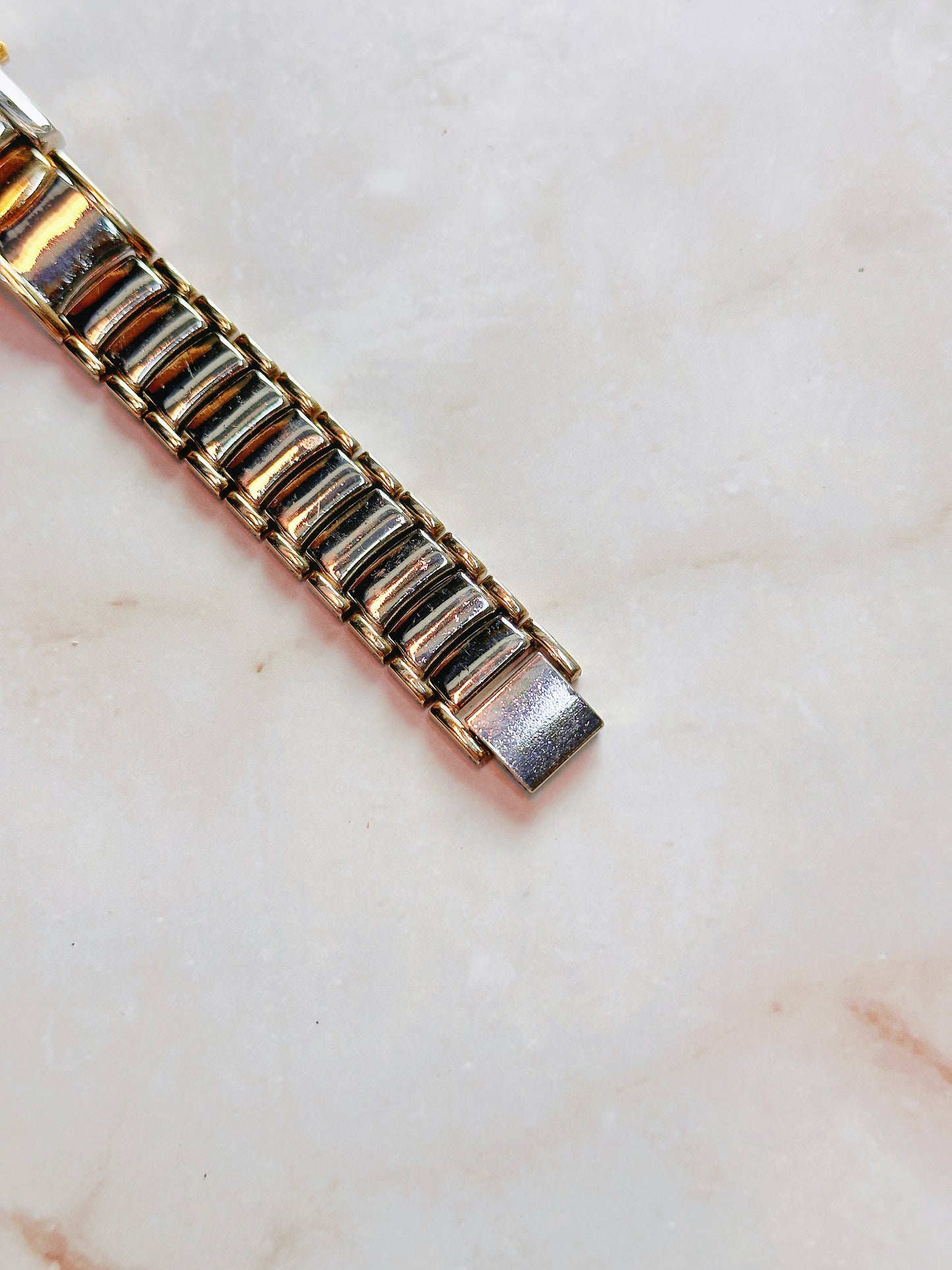 Gucci Quartz Watch – Pink Dial Two-Tone Bracelet (Water Resistant)