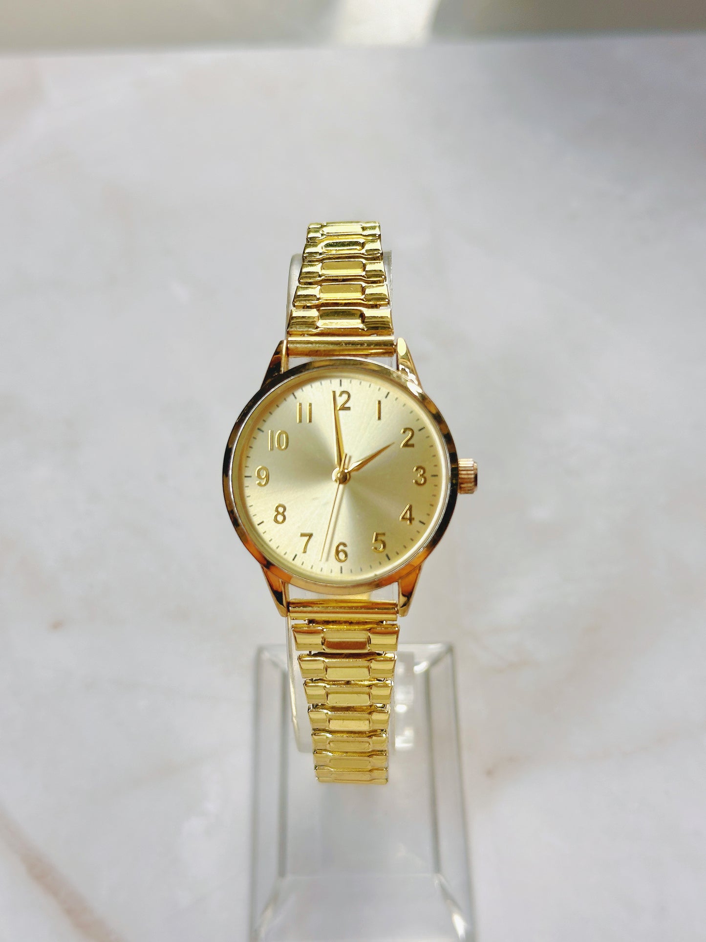 Classic Quartz Watch – Gold Sunburst Dial with Gold-Tone Bracelet (WR 30M)