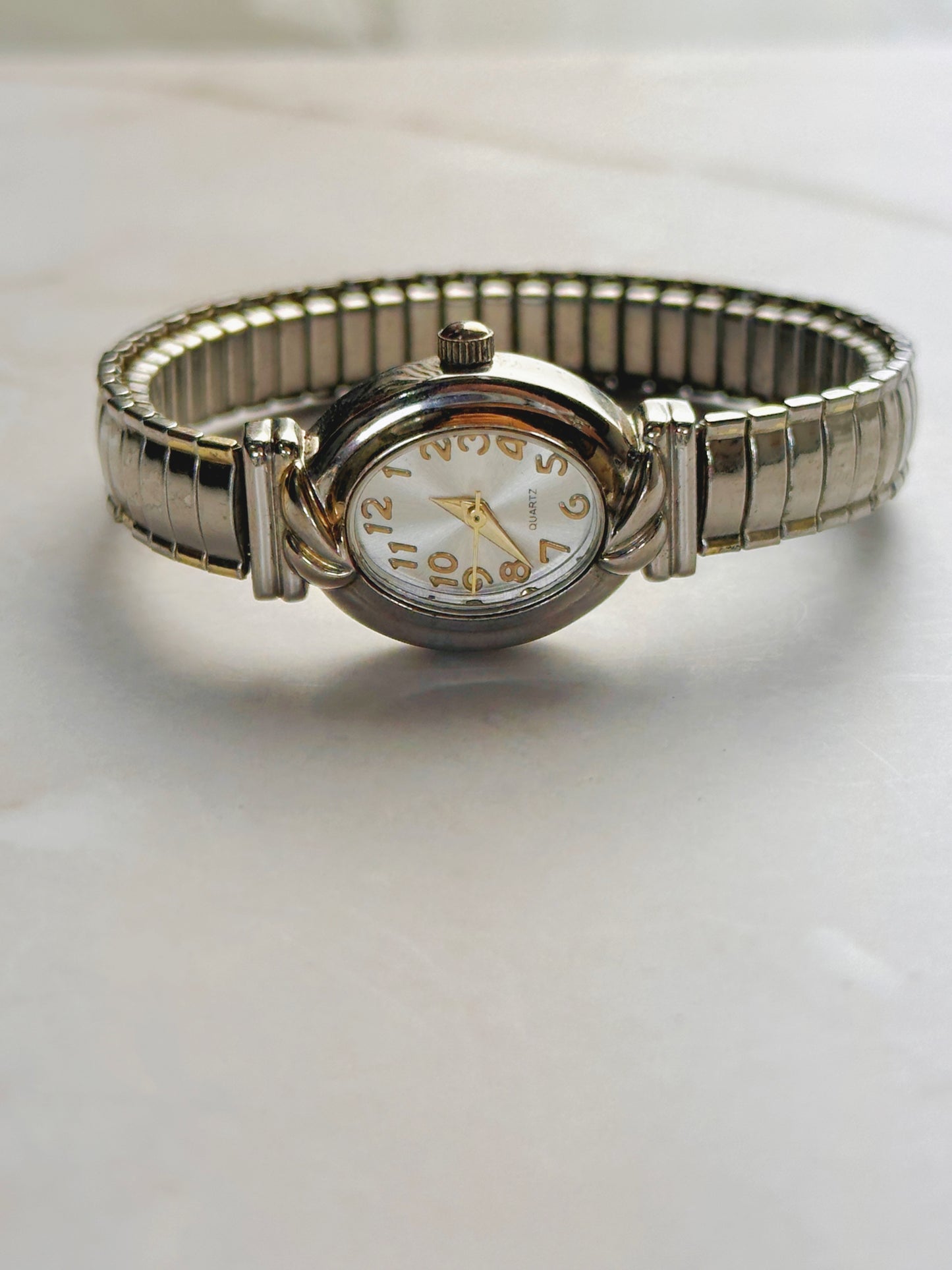 Vintage Women’s Silver-Tone Quartz Watch – Oval Case – Stretch Bracelet – Elegant Dress Style