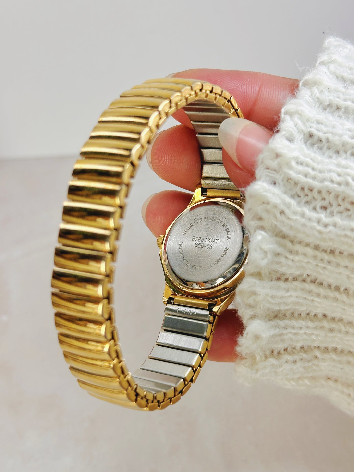 Gold-Tone Classic Dress Watch – White Dial – Quartz – Stretch Bracelet