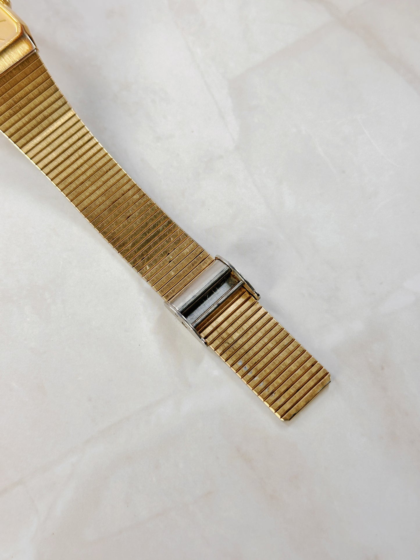 Seiko Quartz Gold-Tone Vintage Watch – Textured Bracelet – Classic Minimalist Style