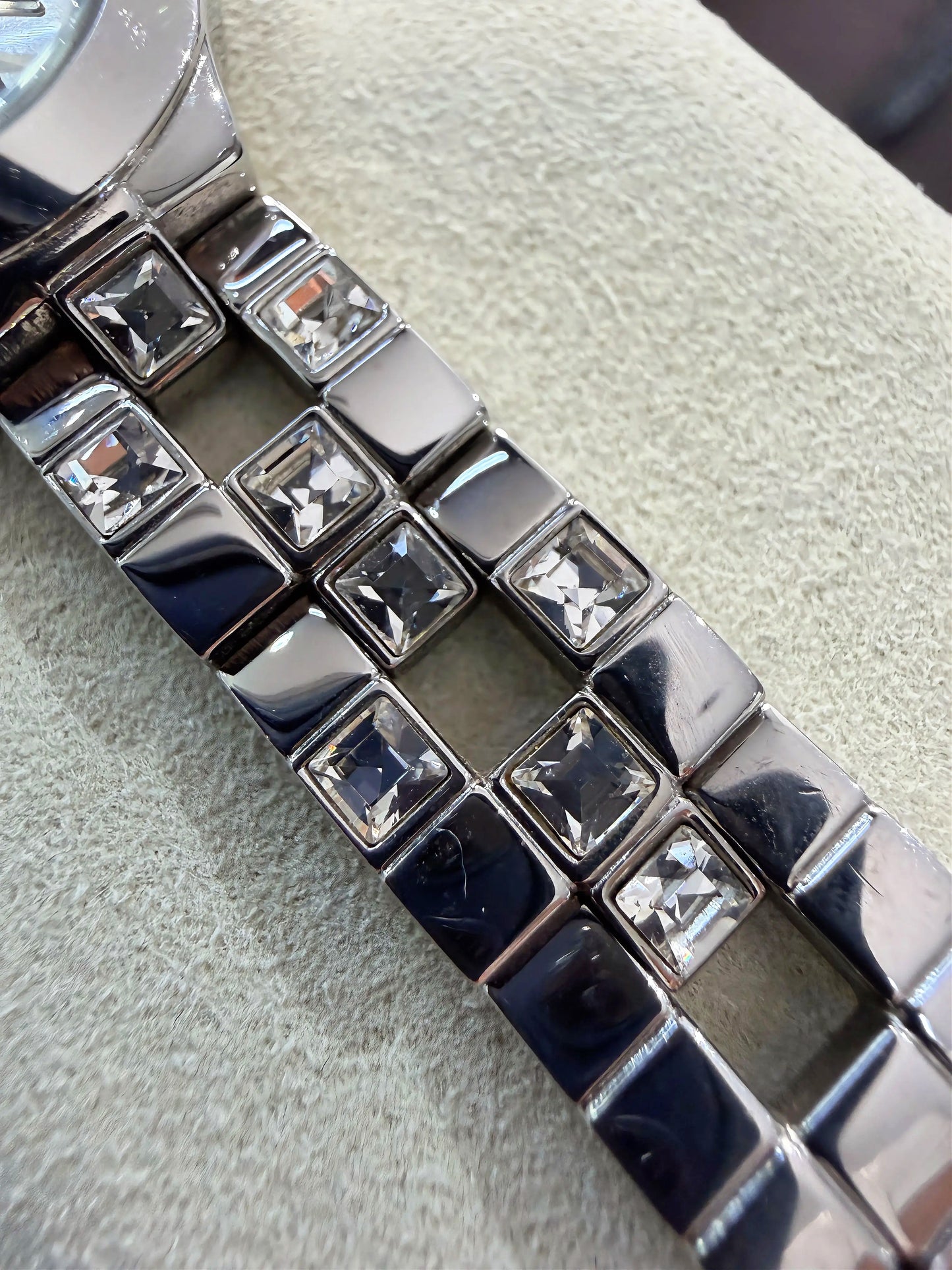 GUESS Women’s U90038L1 Fashion Sunburst Silver-Tone Quartz Analog 22 mm Watch (6″ Bracelet)