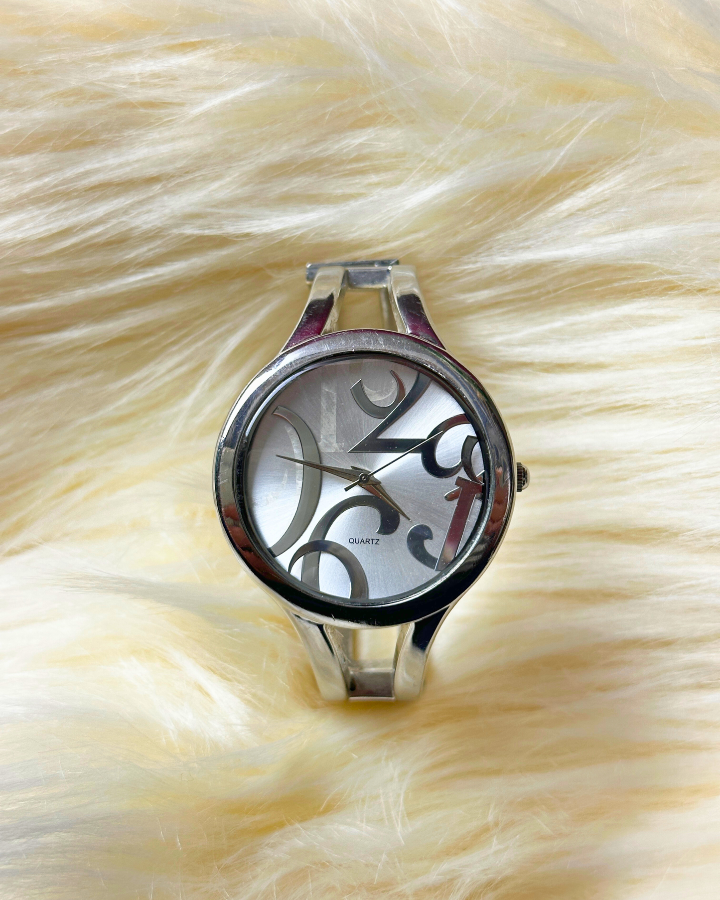 Vintage Ladies’ Silver-Tone Bangle Quartz Watch – Oversized Numeral Dial