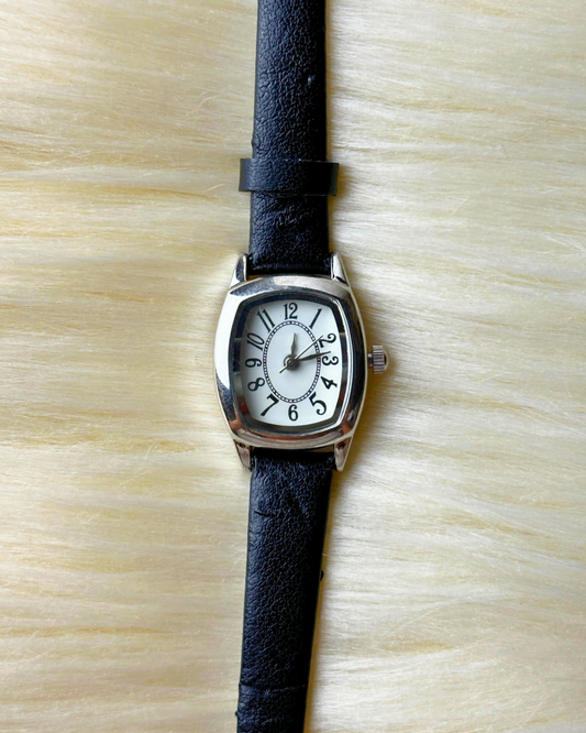Vintage Ladies’ Silver-Tone Leather Strap Quartz Watch – White Curved Dial