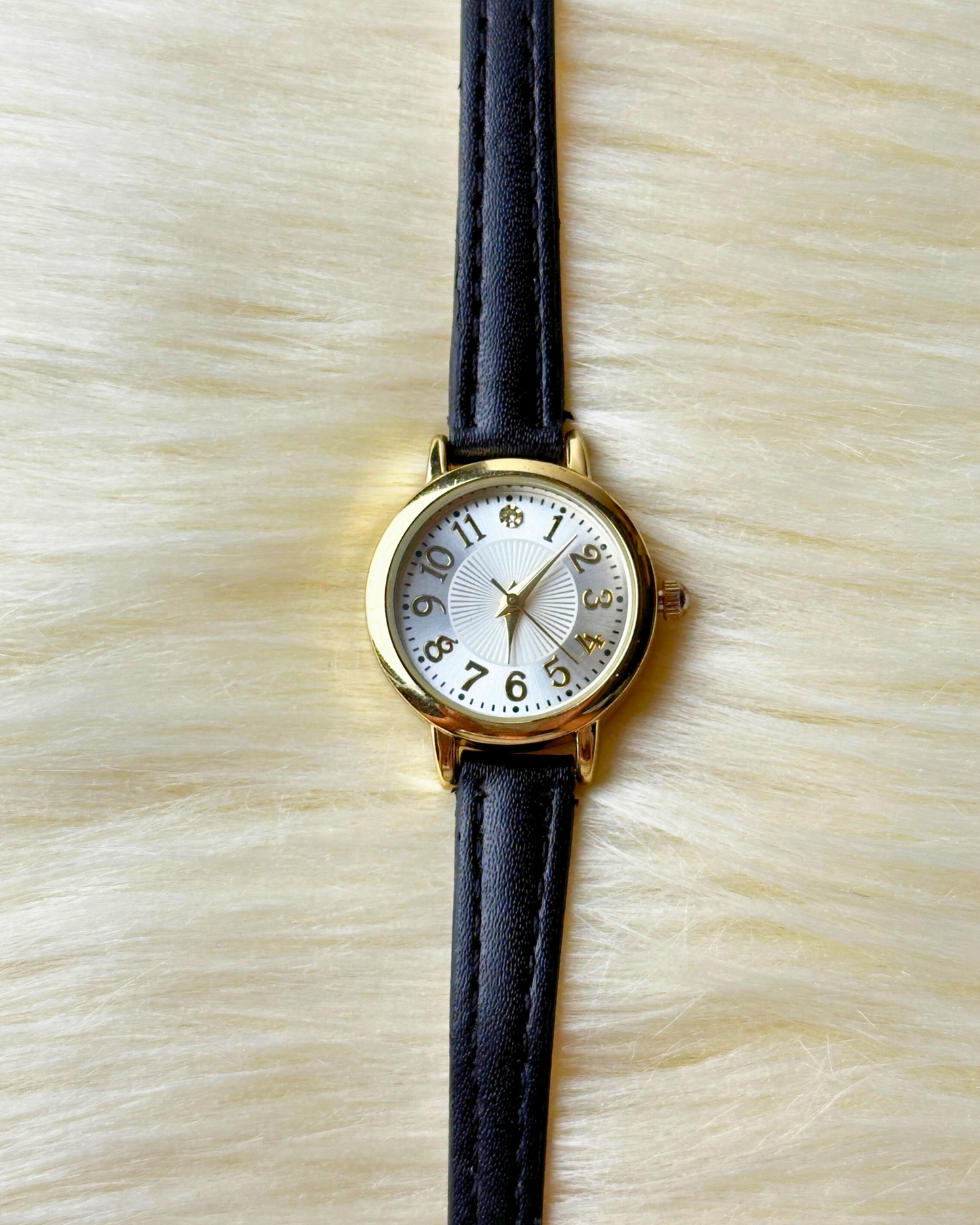 Vintage Ladies’ Gold-Tone Quartz Watch – White Sunburst Dial
