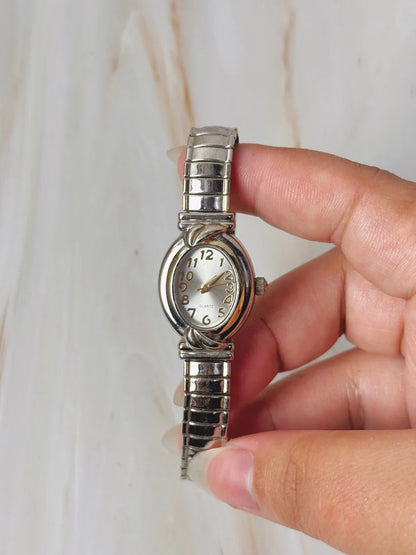 Vintage Women’s Silver-Tone Quartz Watch – Oval Case – Stretch Bracelet – Elegant Dress Style