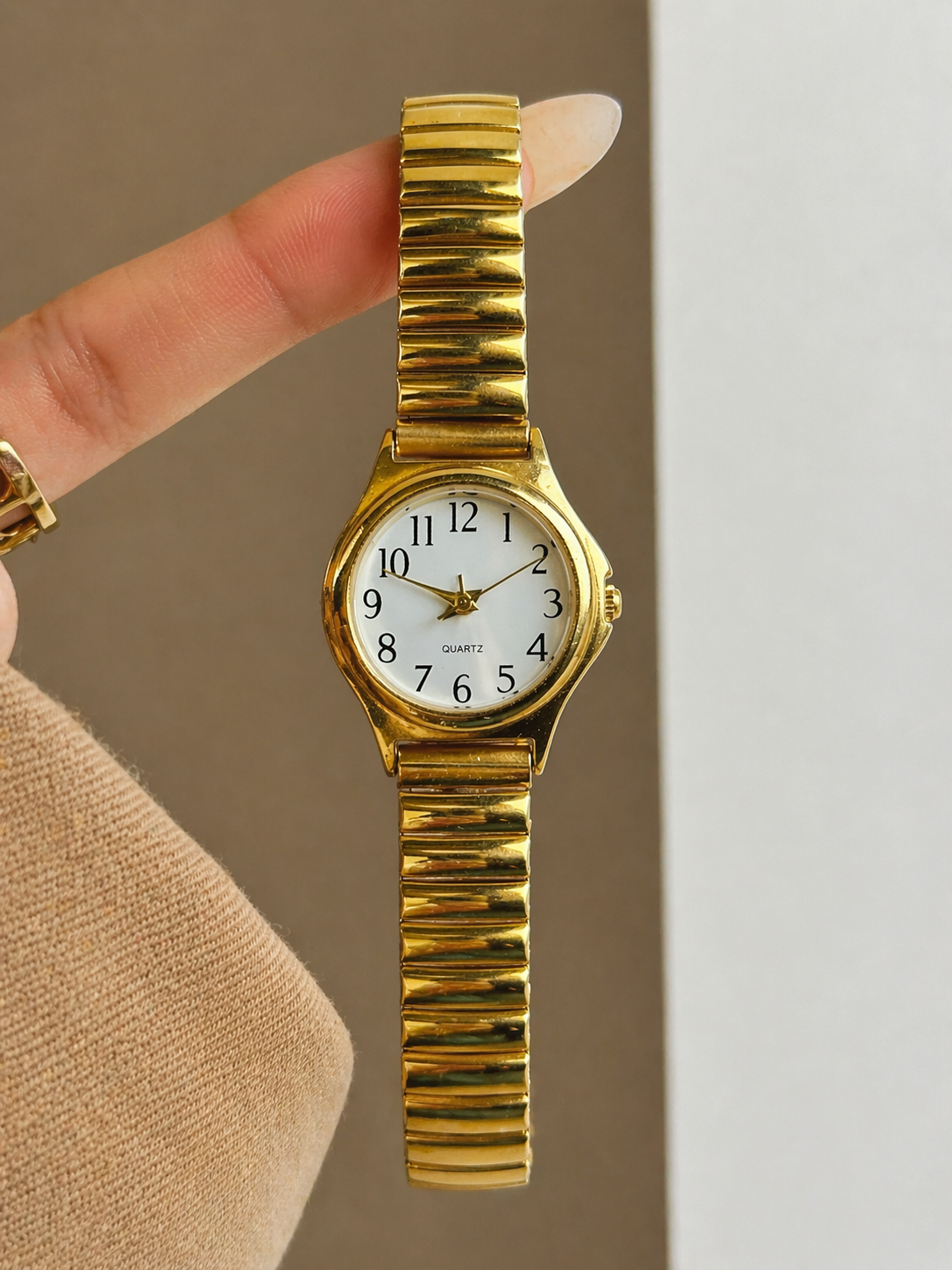 Gold-Tone Classic Dress Watch – White Dial – Quartz – Stretch Bracelet