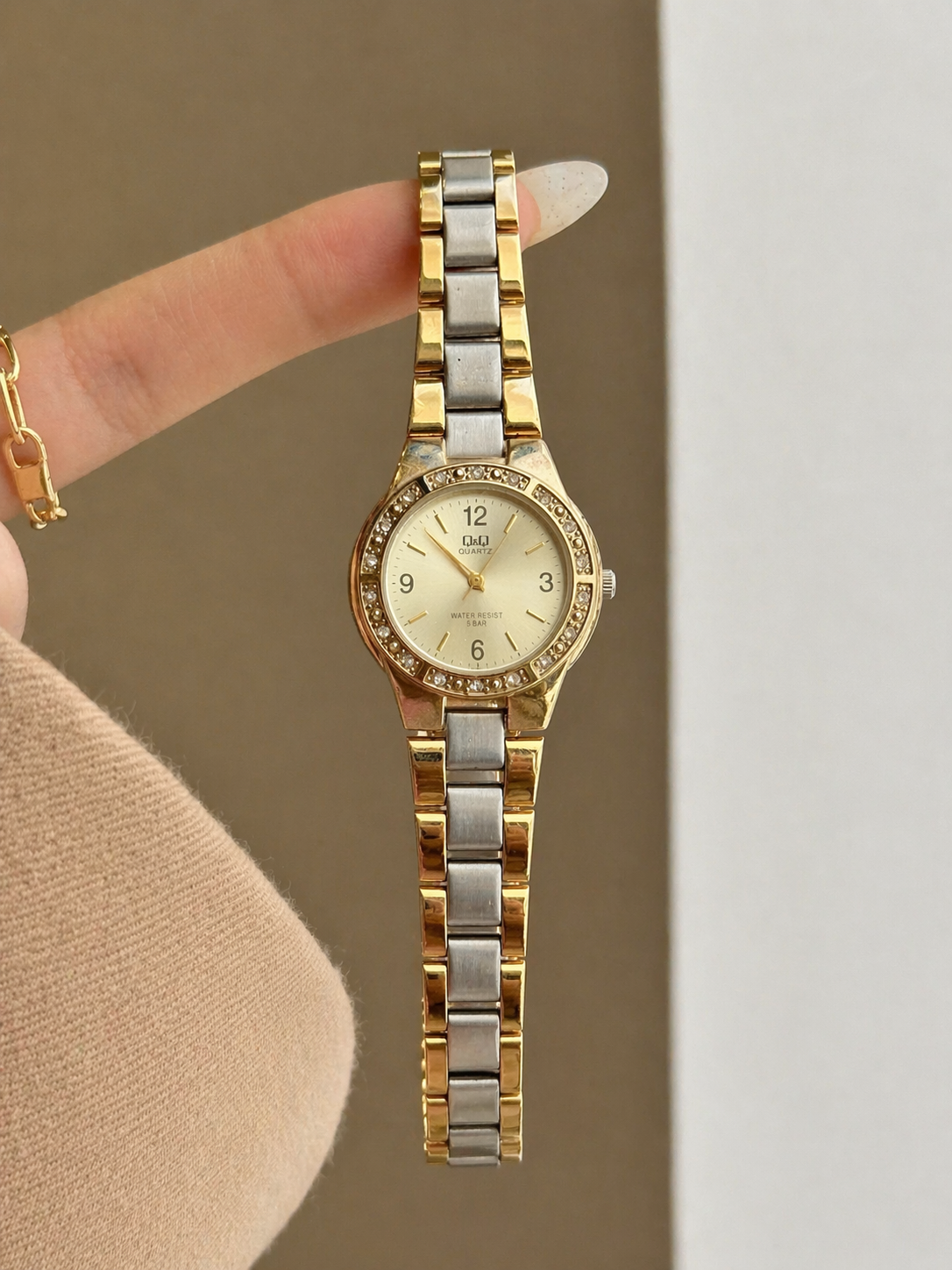 Q&Q Quartz Watch – Two-Tone Bracelet with Crystal Bezel (Water Resist 5 BAR)