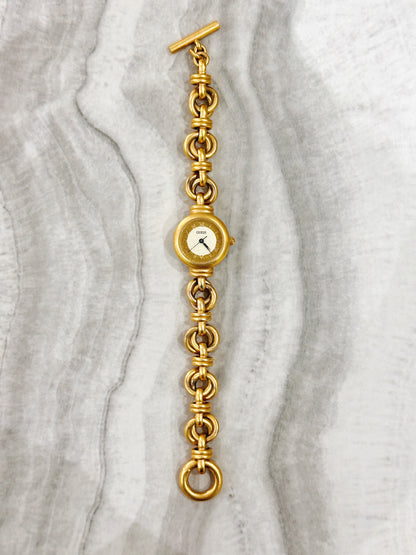 GUESS Vintage Quartz Watch – Cream Dial with Gold-Tone Chain Bracelet (WR 30M)