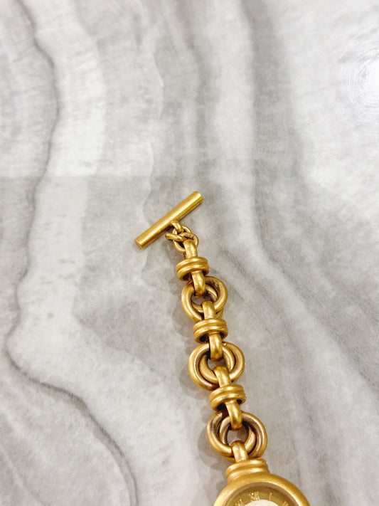 GUESS Vintage Quartz Watch – Cream Dial with Gold-Tone Chain Bracelet (WR 30M)