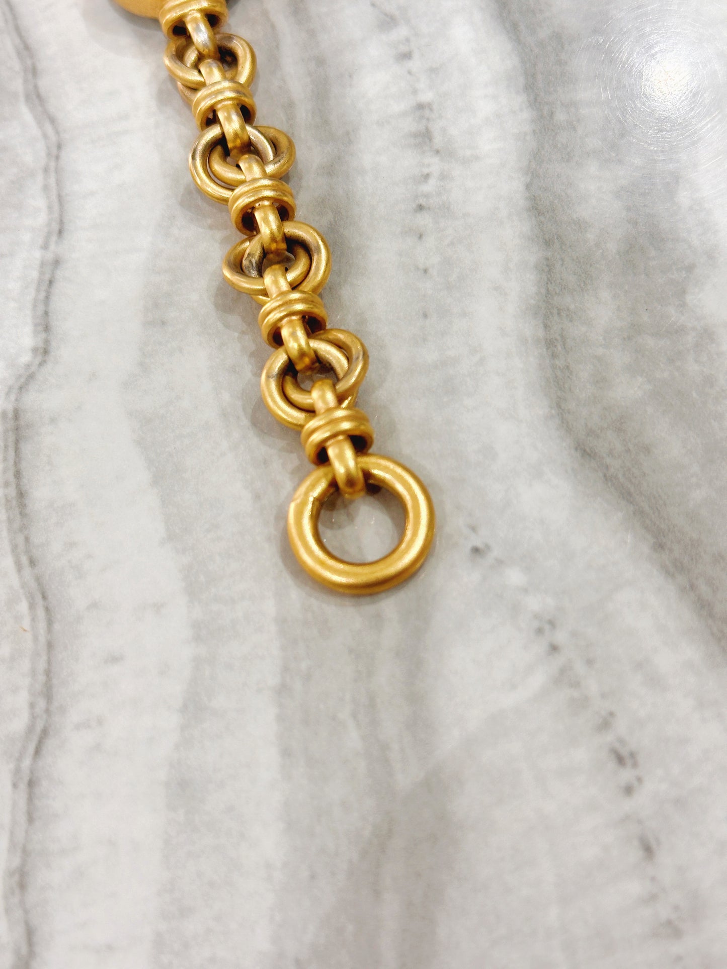 GUESS Vintage Quartz Watch – Cream Dial with Gold-Tone Chain Bracelet (WR 30M)