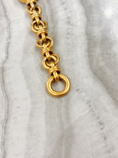 GUESS Vintage Quartz Watch – Cream Dial with Gold-Tone Chain Bracelet (WR 30M)