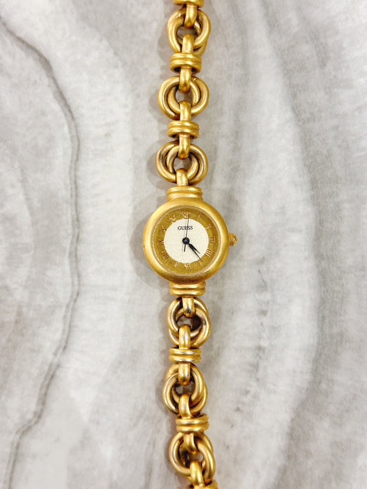GUESS Vintage Quartz Watch – Cream Dial with Gold-Tone Chain Bracelet (WR 30M)