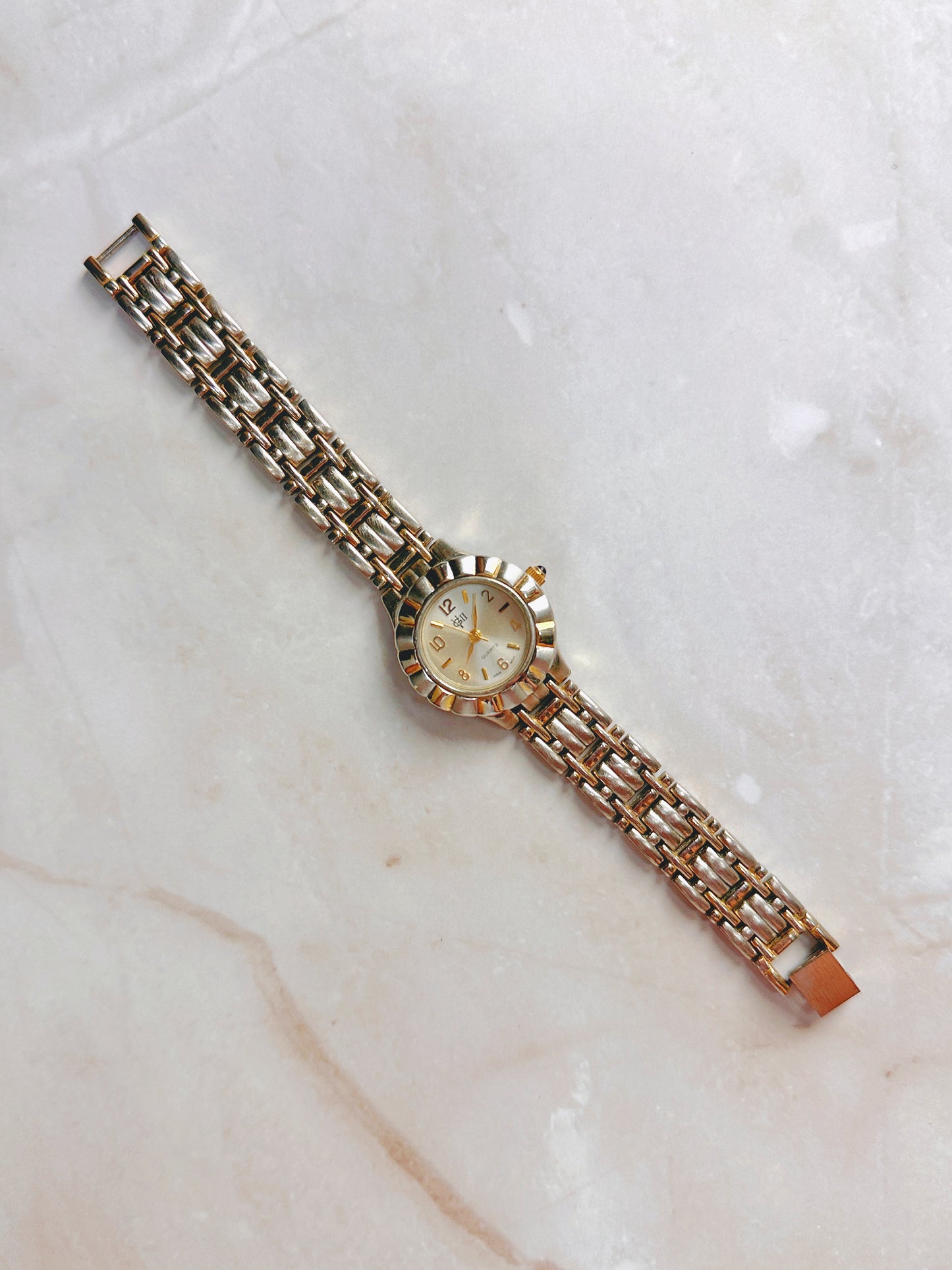 VG II Quartz Watch – Silver Sunburst Dial with Two-Tone Bracelet (Japan Movt, WR 30M)