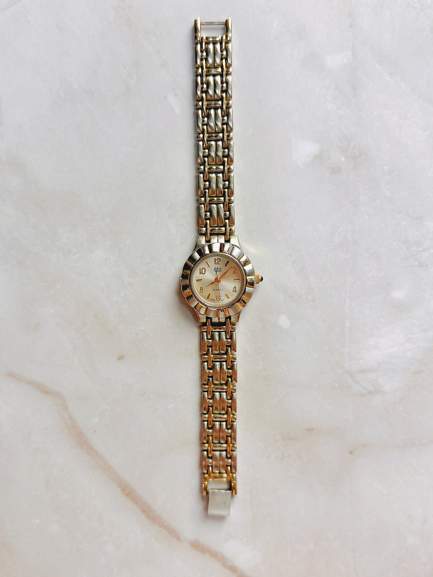 VG II Quartz Watch – Silver Sunburst Dial with Two-Tone Bracelet (Japan Movt, WR 30M)