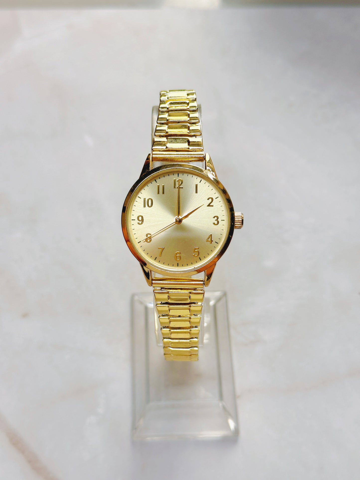 Classic Quartz Watch – Gold Sunburst Dial with Gold-Tone Bracelet (WR 30M)