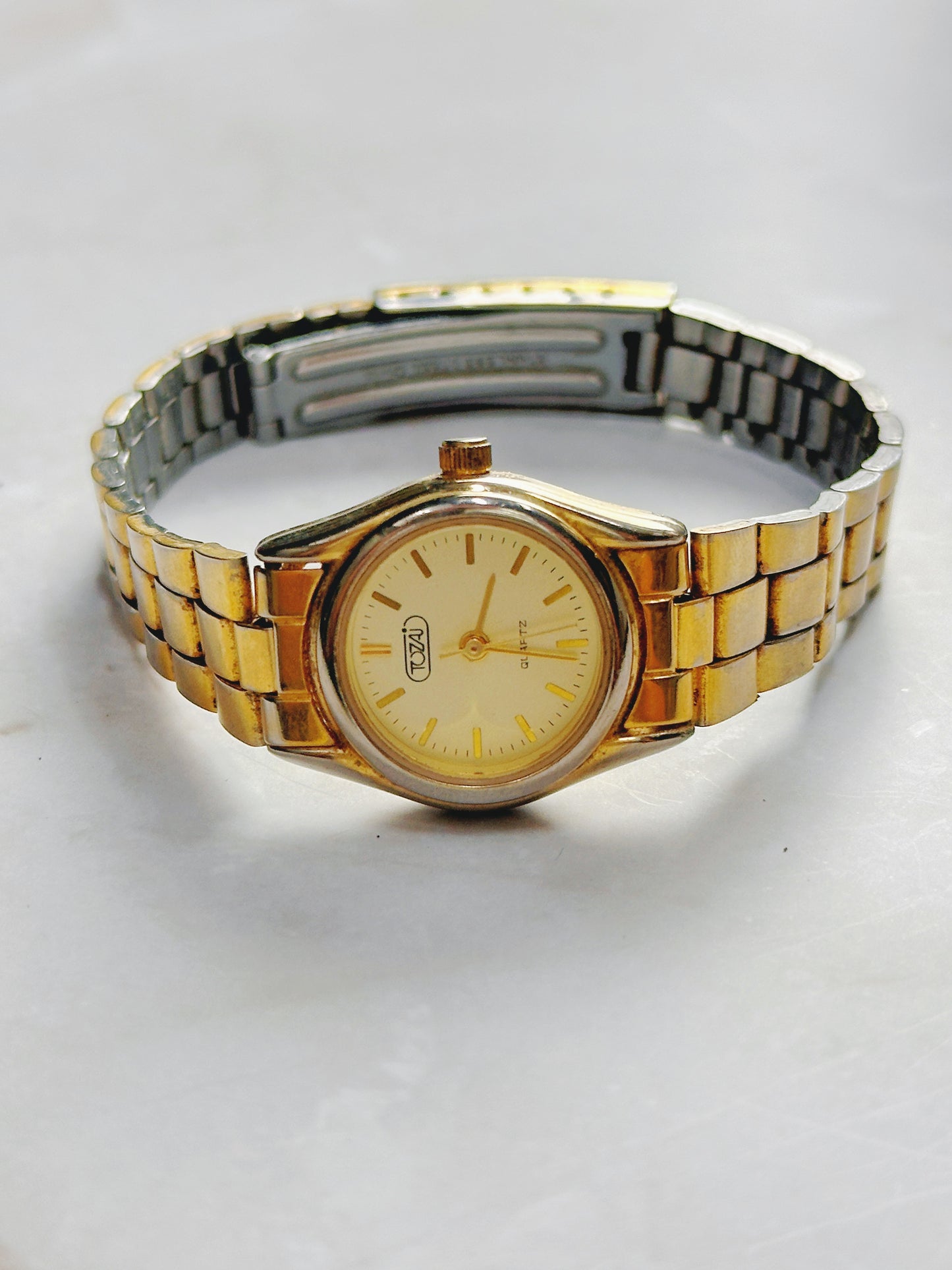 Toszi Quartz Watch – Gold Dial with Gold-Tone Bracelet (WR 30M)