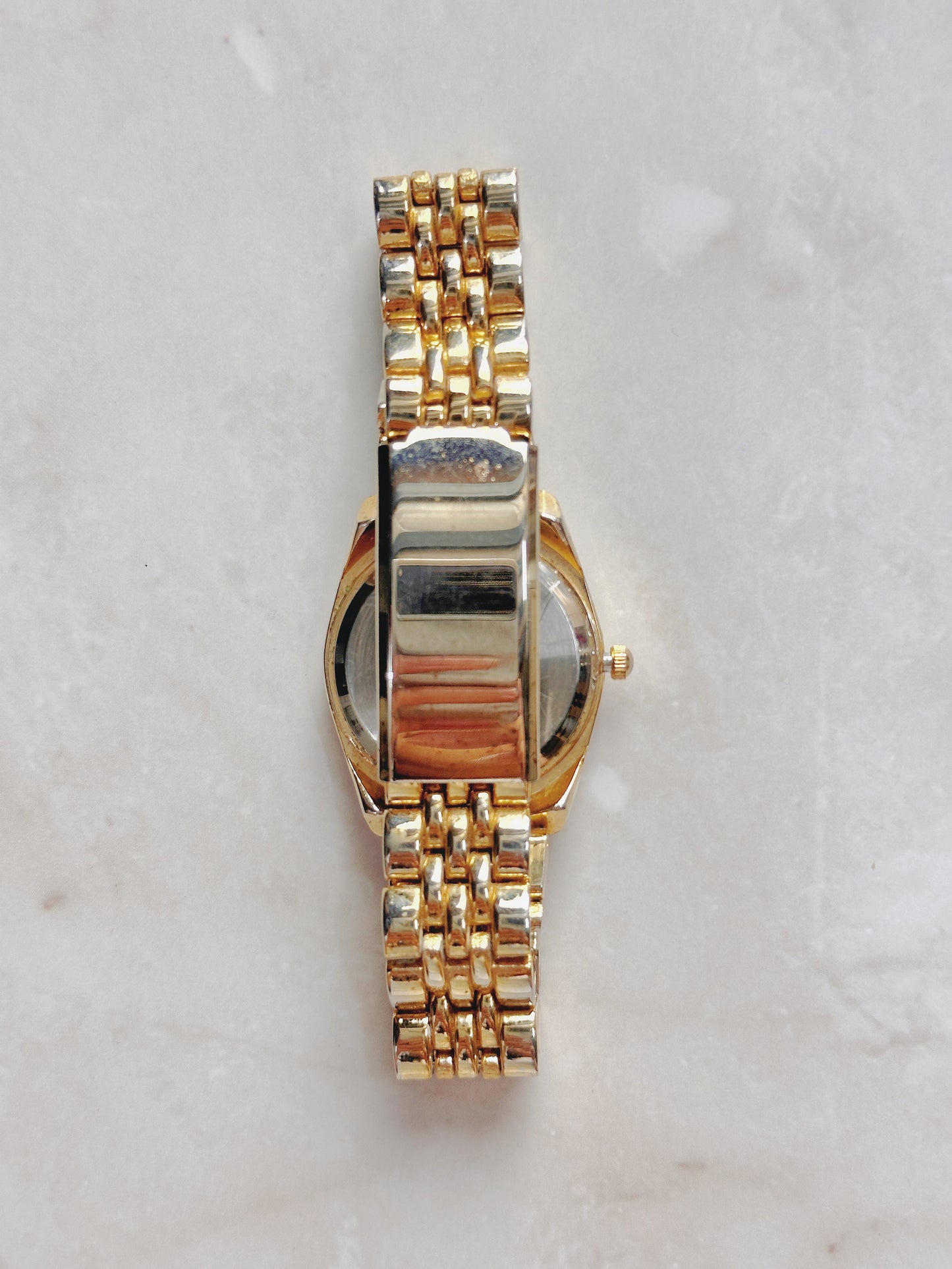 Quartz Fashion Watch – Green Striped Dial with Gold-Tone Bracelet (WR 30M)