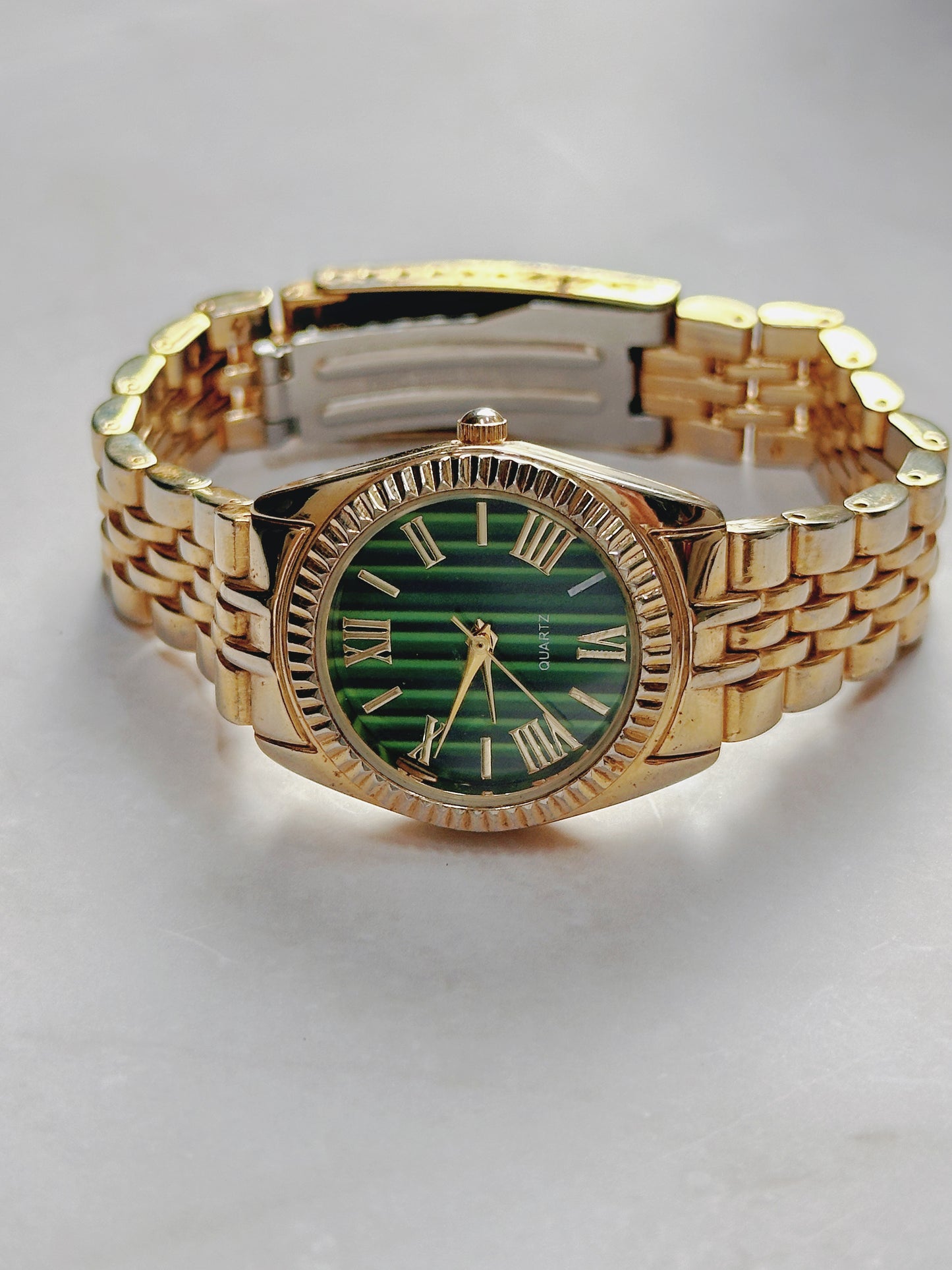 Quartz Fashion Watch – Green Striped Dial with Gold-Tone Bracelet (WR 30M)