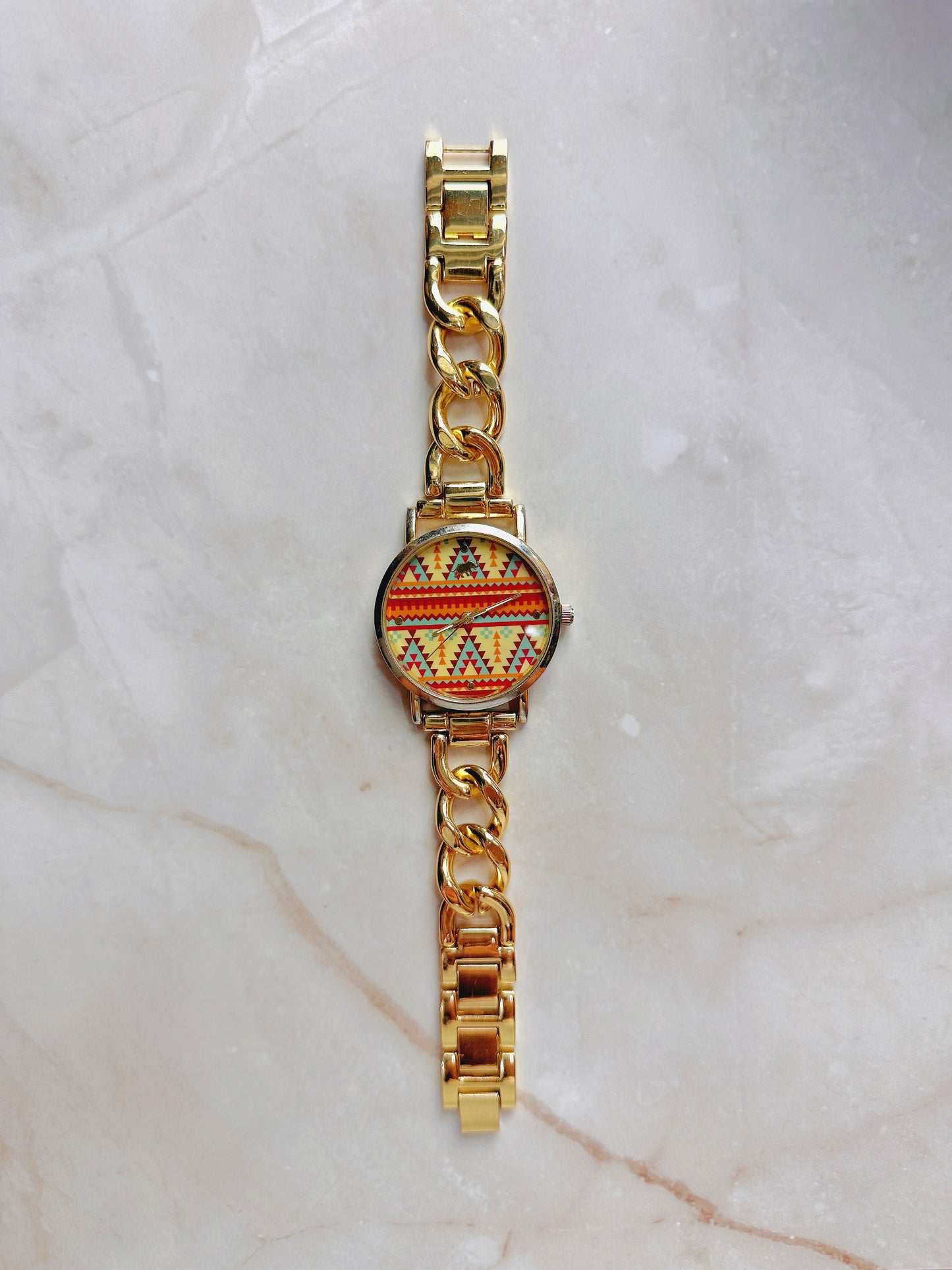 Tribal Pattern Quartz Watch – Multicolor Dial with Gold-Tone Chain Bracelet (WR 30M)