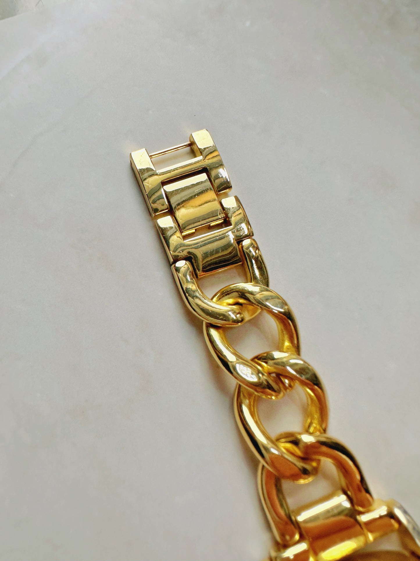 Tribal Pattern Quartz Watch – Multicolor Dial with Gold-Tone Chain Bracelet (WR 30M)