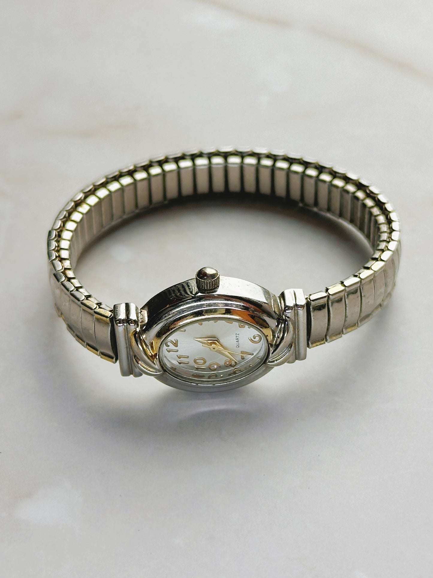 Vintage Women’s Silver-Tone Quartz Watch – Oval Case – Stretch Bracelet – Elegant Dress Style