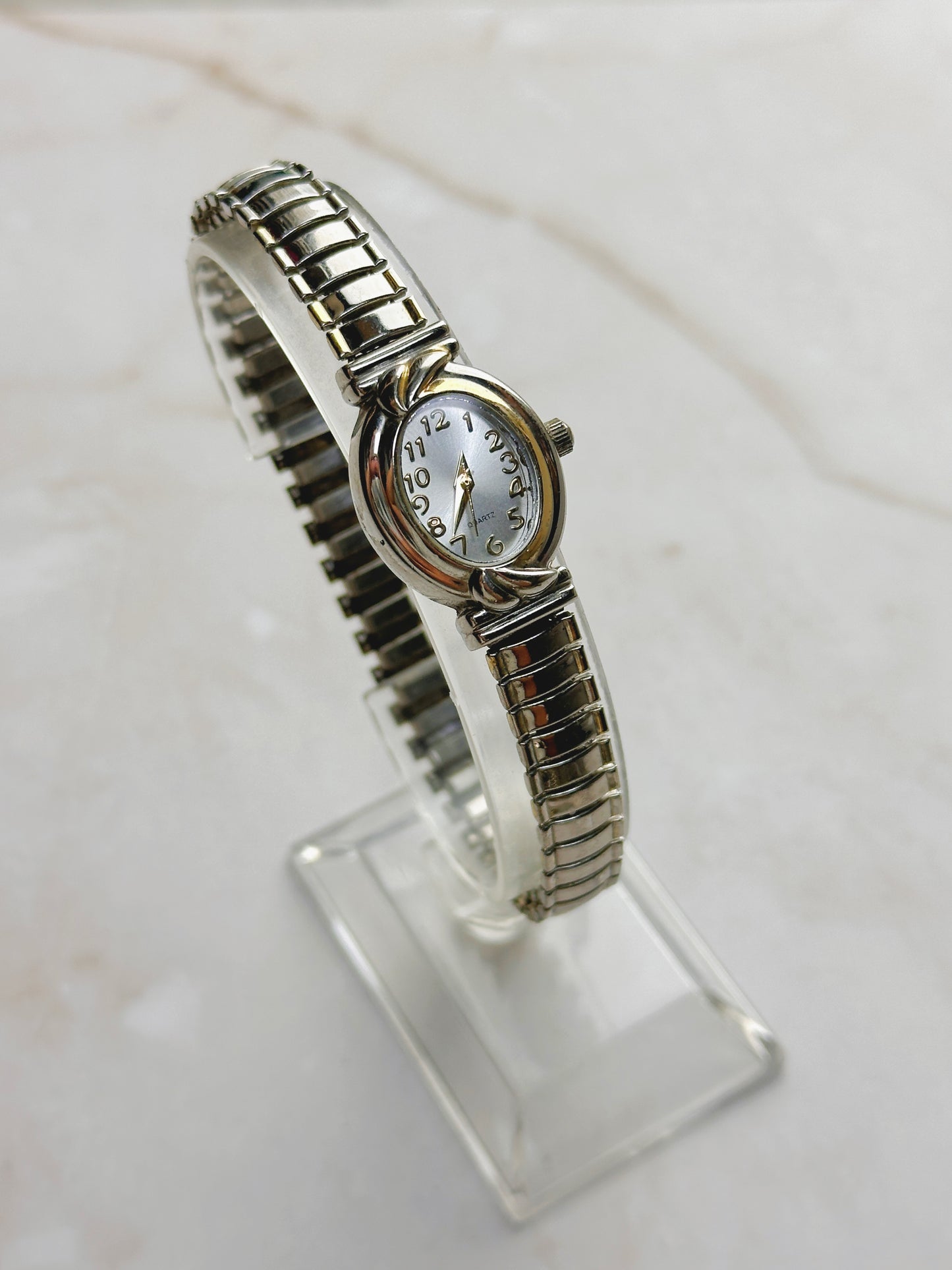 Vintage Women’s Silver-Tone Quartz Watch – Oval Case – Stretch Bracelet – Elegant Dress Style