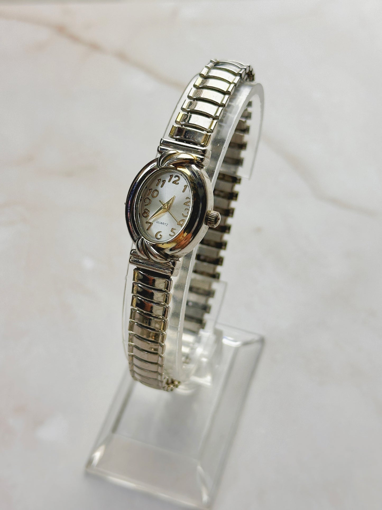 Vintage Women’s Silver-Tone Quartz Watch – Oval Case – Stretch Bracelet – Elegant Dress Style