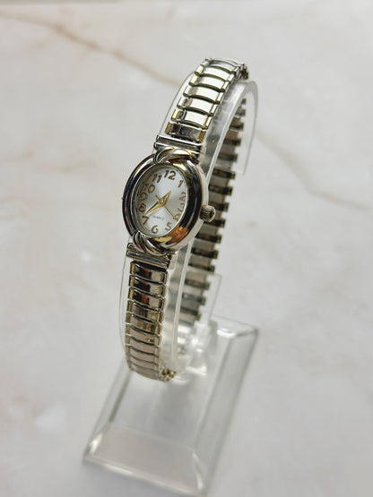 Vintage Women’s Silver-Tone Quartz Watch – Oval Case – Stretch Bracelet – Elegant Dress Style