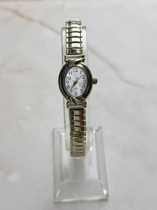 Vintage Women’s Silver-Tone Quartz Watch – Oval Case – Stretch Bracelet – Elegant Dress Style