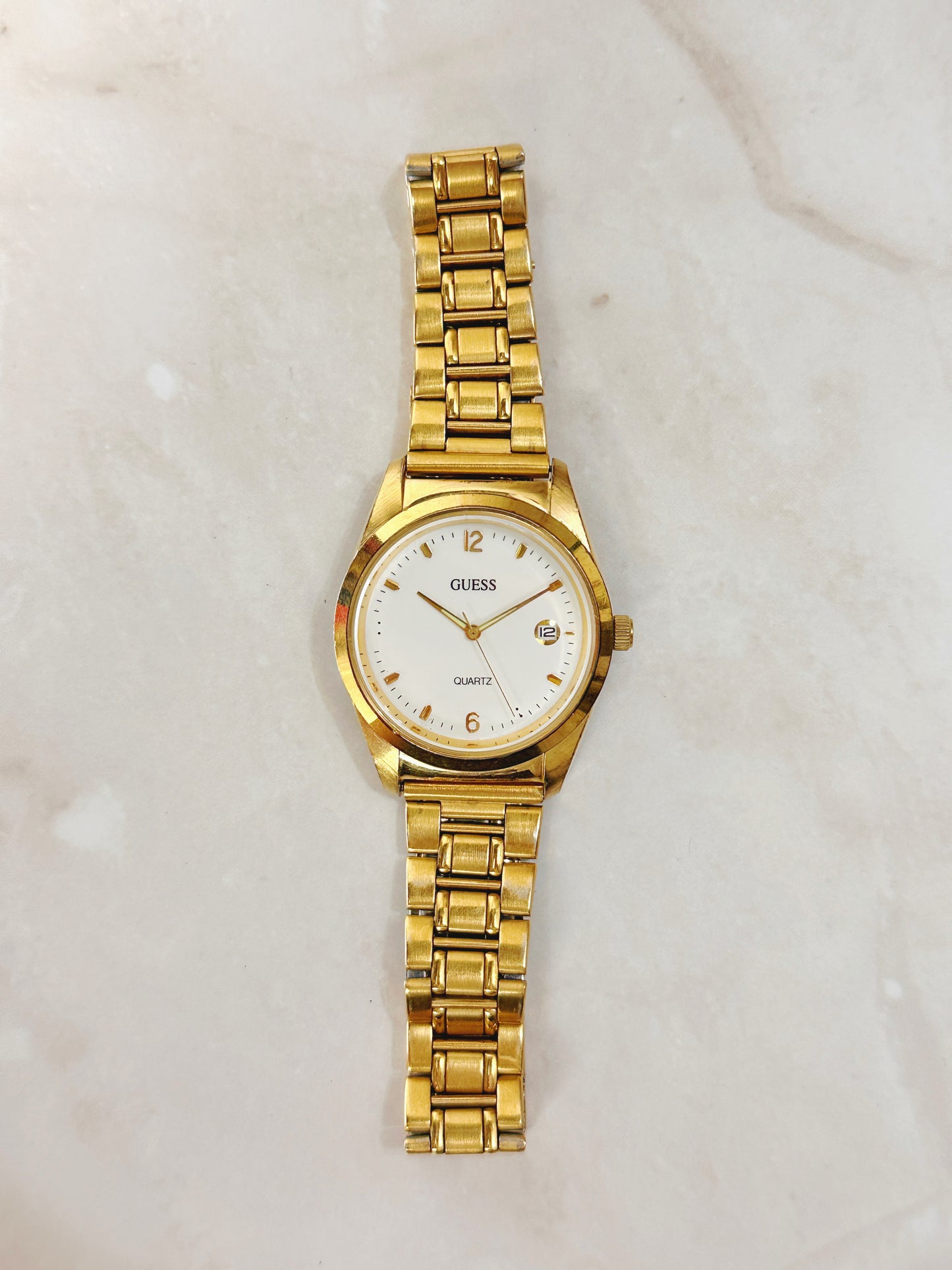Guess Gold-Tone Quartz Watch – Date Display – Classic Minimalist Style