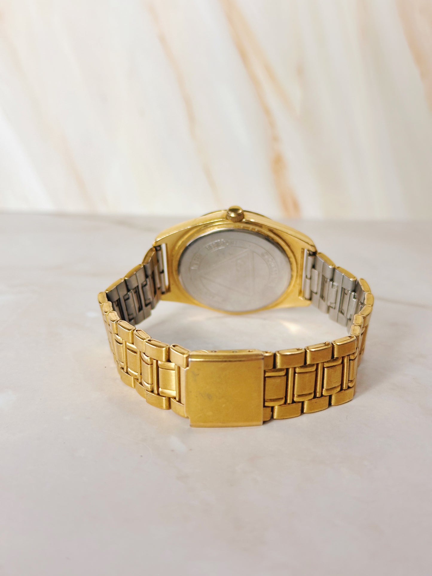 Guess Gold-Tone Quartz Watch – Date Display – Classic Minimalist Style