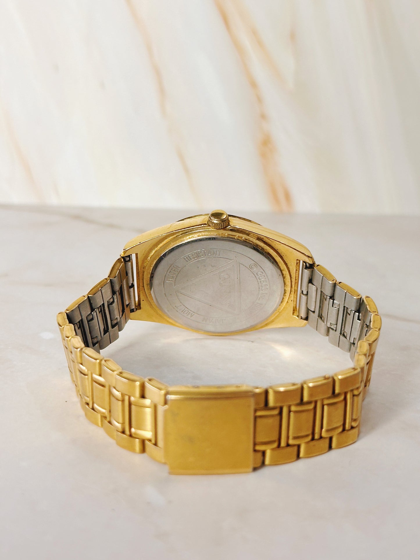 Guess Gold-Tone Quartz Watch – Date Display – Classic Minimalist Style