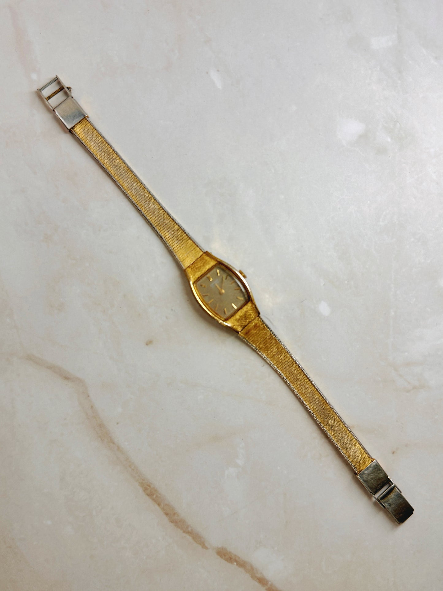 Seiko Gold-Tone Vintage Ladies Watch – Champagne Dial – Quartz – Slim Dress Style
