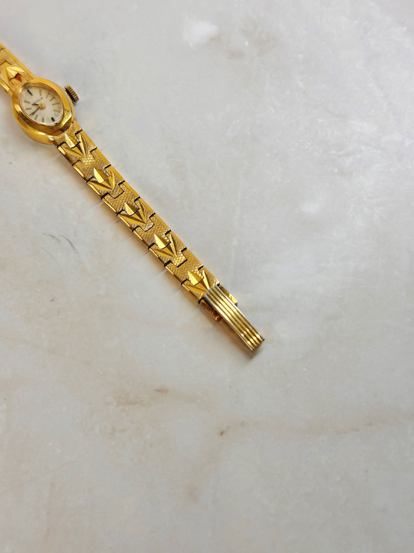 Benrus Gold-Tone Vintage Watch – Manual Wind – Oval Case – Textured Bracelet