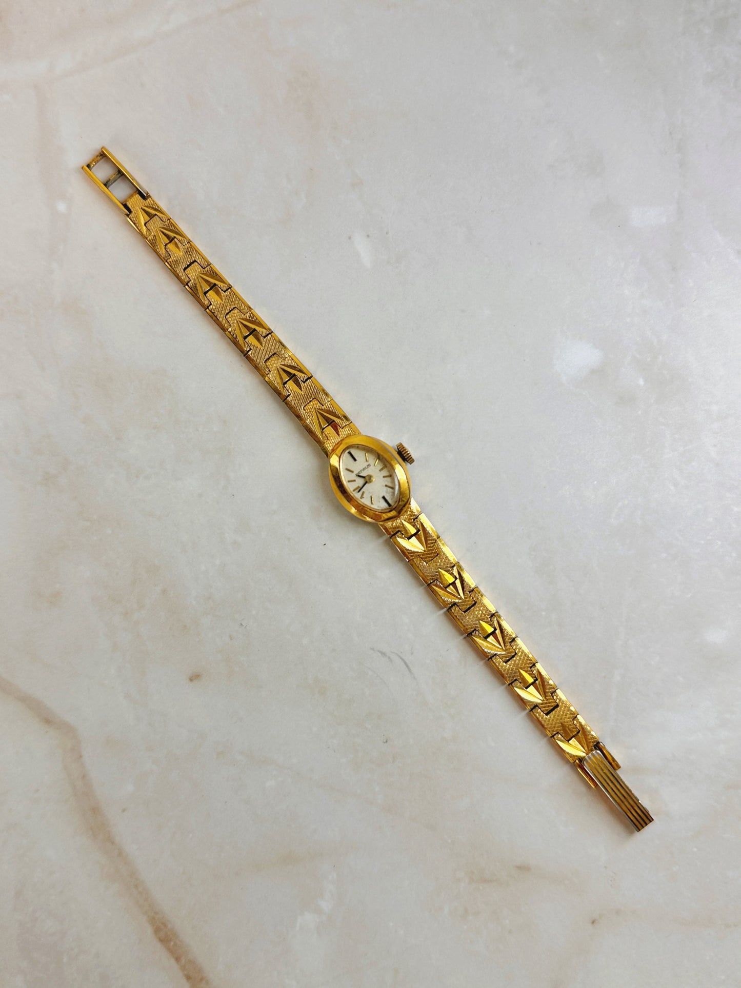 Benrus Gold-Tone Vintage Watch – Manual Wind – Oval Case – Textured Bracelet