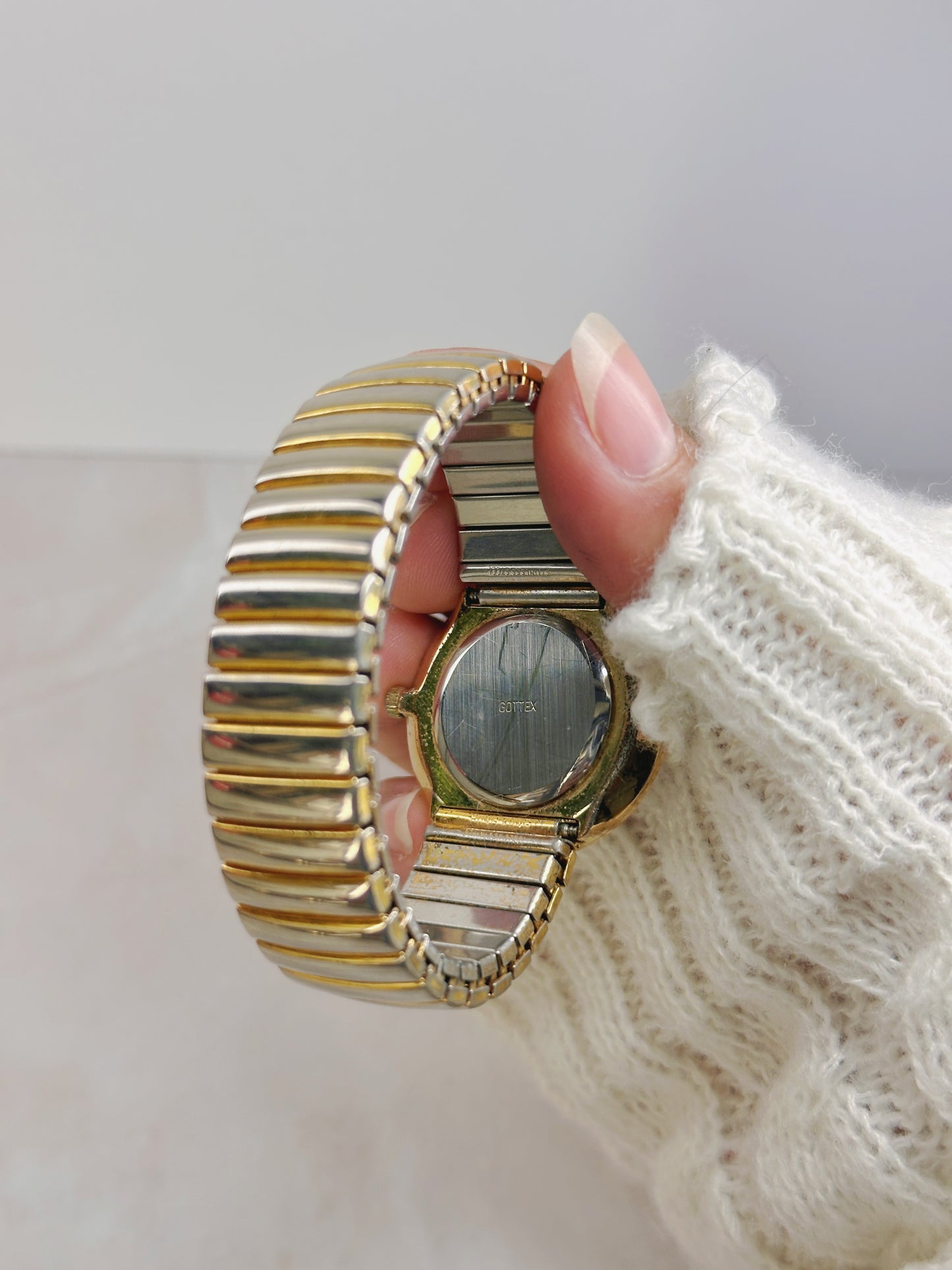 Gottex Round Gold-Tone Watch – Brown Sunburst Dial – Stretch Bracelet – Petite Vintage Style