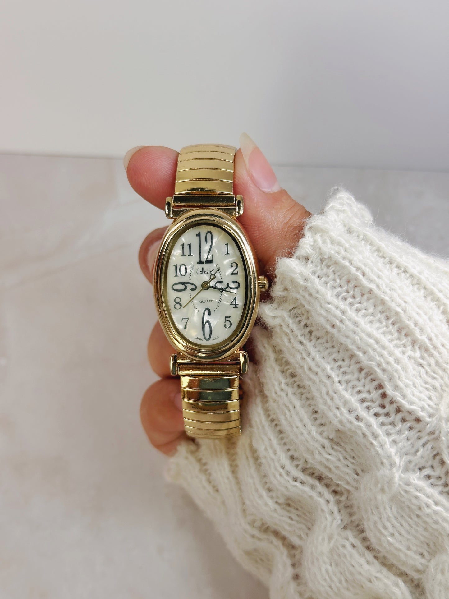 Collezioni Petite Oval Gold-Tone Watch – White Dial Arabic Numerals – Stretch Bracelet