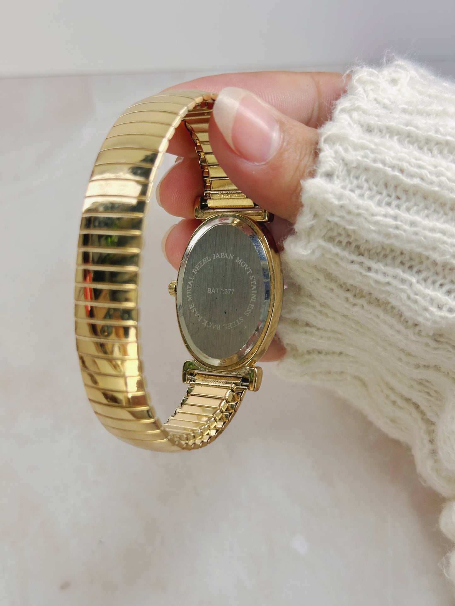 Collezioni Petite Oval Gold-Tone Watch – White Dial Arabic Numerals – Stretch Bracelet