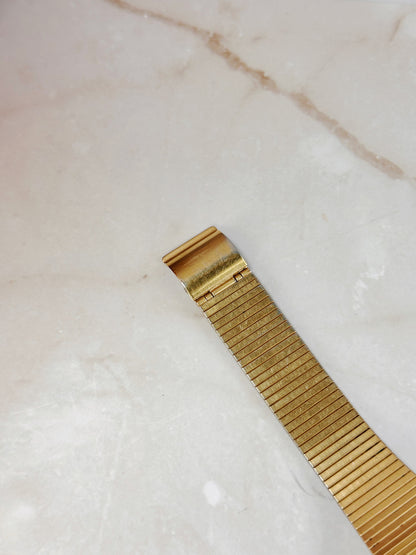 Seiko Quartz Gold-Tone Vintage Watch – Textured Bracelet – Classic Minimalist Style