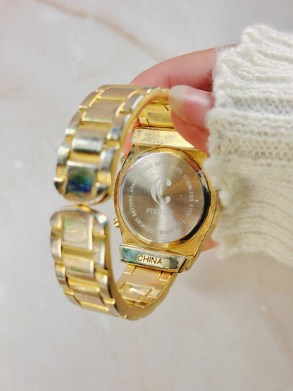Gold-Tone Chronograph Style Watch – Crystal Bezel – Quartz – Statement Piece