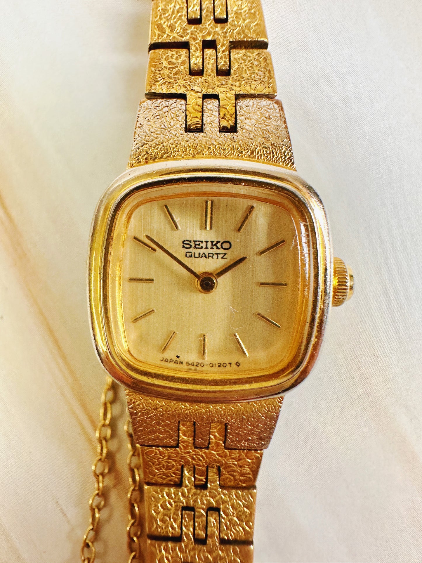 Seiko Women’s Gold Tone Cushion Dress Watch – Vintage Quartz – Integrated Bracelet