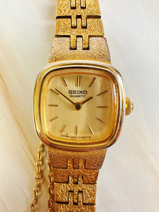Seiko Women’s Gold Tone Cushion Dress Watch – Vintage Quartz – Integrated Bracelet