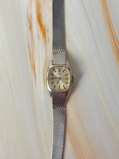Vintage Seiko Women’s Watch – 17 Jewels Mechanical – Oval Case – Stainless Steel Mesh Bracelet