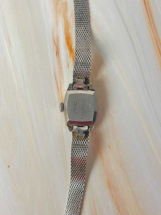 Vintage Seiko Women’s Watch – 17 Jewels Mechanical – Oval Case – Stainless Steel Mesh Bracelet