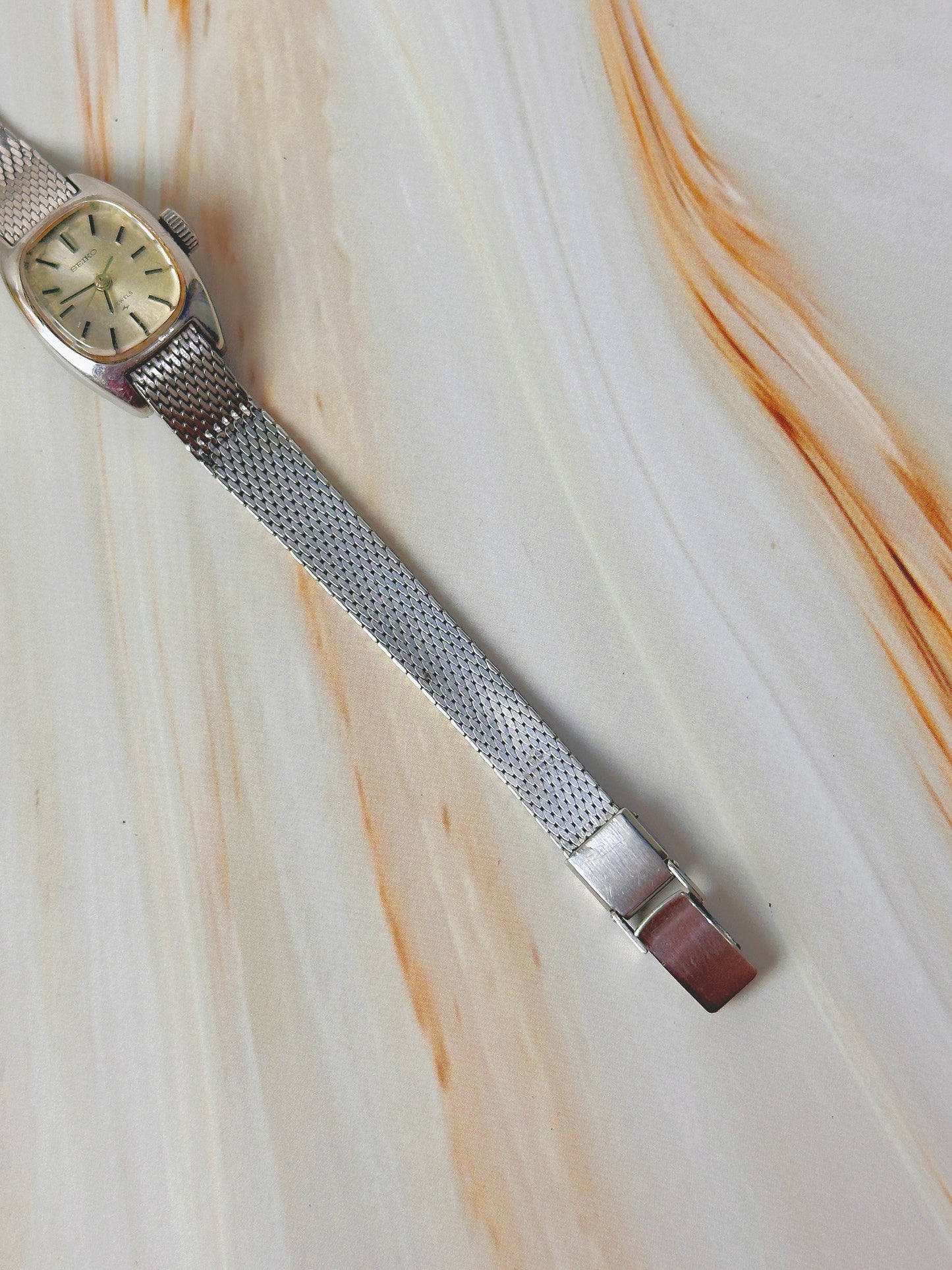 Vintage Seiko Women’s Watch – 17 Jewels Mechanical – Oval Case – Stainless Steel Mesh Bracelet